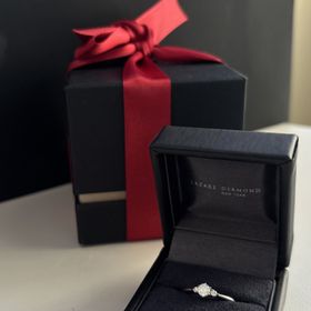 【ラザール ダイヤモンド(LAZARE DIAMOND)の口コミ】 ダイヤモンドの美しさが何よりも違います。世界三代ブランドということも…