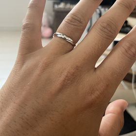 【ROYAL ASSCHER(ロイヤル・アッシャー)の口コミ】 シンプルなのにデザイン性がよく、毎日つけていても仕事やプライベートで…