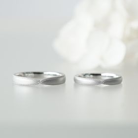 【renri(レンリ)の口コミ】 リボンのような形とダイヤモンドの入ったデザイン、どちらかで迷っている…