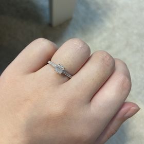 【BRILLIANCE+(ブリリアンスプラス)の口コミ】 少し丸みを帯びた正方形のクッションカットダイヤが少し変わっていてかわ…