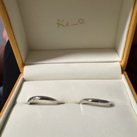 【ケイウノ ブライダル(K.UNO BRIDAL)の口コミ】 シンプルなものが良くて夫婦で色々試着させてもらいながらこの指輪に決め…