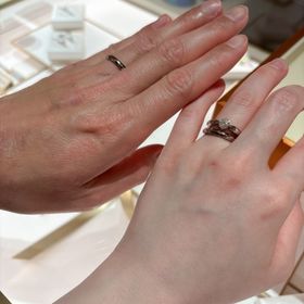 【ブルガリ(BVLGARI)の口コミ】 結婚指輪は中心部分が山形に高いデザインでした。シンプルで洗練されては…
