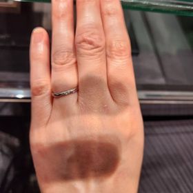 【ラザール ダイヤモンド(LAZARE DIAMOND)の口コミ】 ストレートタイプの指輪ですが、斜めに埋め込まれたダイヤと両端のライン…