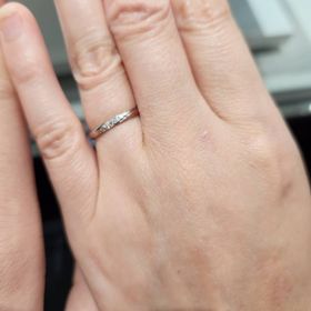 【アイプリモ(I-PRIMO)の口コミ】 ストレートのデザインですが、斜めにダイヤが埋め込まれており、指輪の両…