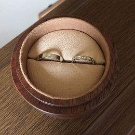 【COLANY(コラニー)の口コミ】 女性用は婚約指輪と重ねづけ出来るデザインを選びたいとおもっておりまし…