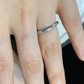 【アイプリモ(I-PRIMO)の口コミ】 派手すぎないメレダイヤの光がかわいらしいです。ラインが入っており指が…