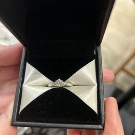 【エクセルコダイヤモンド(EXELCO DIAMOND)の口コミ】 戴冠式という名前に相応しく凛とした印象を与える指輪です。メレダイヤが…