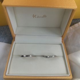 【ケイウノ ブライダル(K.UNO BRIDAL)の口コミ】 2人の思い出から連想するものを指輪の裏側に刻印してもらいました。
指輪…