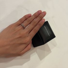 【エクセルコダイヤモンド(EXELCO DIAMOND)の口コミ】 指輪をつけてみると、指の根元が細い私でも不思議と傾くことなく、まっす…