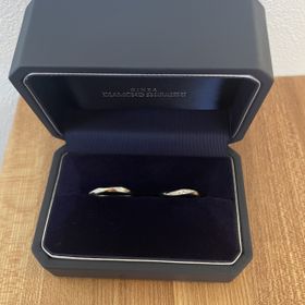 【銀座ダイヤモンドシライシの口コミ】 太すぎず細すぎず、派手でもなければ地味でもないデザインを探しておりこ…