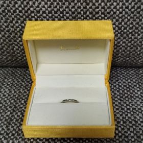 【ケイウノ ブライダル(K.UNO BRIDAL)の口コミ】 婚約指輪と重ね付けした際、ぎらぎらになりすぎないよう、結婚指輪の表面…