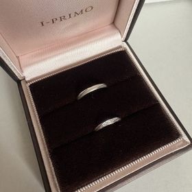 【アイプリモ(I-PRIMO)の口コミ】 婚約指輪は別のブランドで購入したものですが、重ね付けをしたときに綺麗…