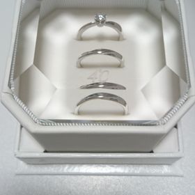 【4℃ BRIDAL(ヨンドシーブライダル)の口コミ】 指がきれいに見えること、そしてダイヤが主張しすぎずシンプルなデザイン…