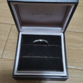 【アイプリモ(I-PRIMO)の口コミ】 シンプルめのデザインだが、手の甲側にウェーブ状の模様が刻まれていてア…