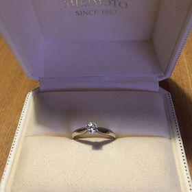【MIKIMOTO(ミキモト)の口コミ】 太い指がコンプレックスだったのですがこちらの婚約指輪はリング部分に入…