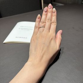 【俄(にわか)の口コミ】 細目で、上品なダイヤモンドの輝きとウェーブが、指が綺麗で華奢に見えま…