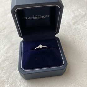 【銀座ダイヤモンドシライシの口コミ】 ゆるいV字の形状になっていて、指が長く見える。また、真ん中のダイヤモン…