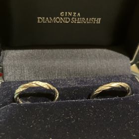 【銀座ダイヤモンドシライシの口コミ】 既製品だが他の人とは被らないデザインで、ストレートであればどの婚約指…