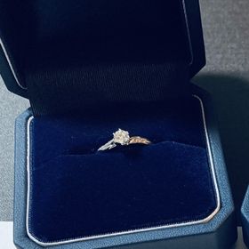 【銀座ダイヤモンドシライシの口コミ】 とても綺麗なダイヤモンドをおすすめしてくださいました。本当に綺麗で澄…