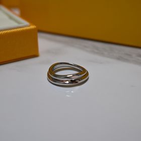 【ケイウノ ブライダル(K.UNO BRIDAL)の口コミ】 デザインの好みが違いましたが、この指輪は派手すぎずシンプルすぎず、二…