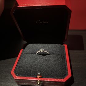 【カルティエ(Cartier)の口コミ】 値段がするだけあって、本当にキラキラ光っています。どこでつけても華や…