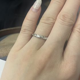 【銀座ダイヤモンドシライシの口コミ】 ウェーブタイプの指に合うねじりのあるデザイン、職場でも浮かない華美す…