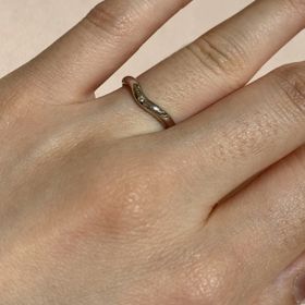 【ティファニー(Tiffany & Co.)の口コミ】 デザインはシンプルですが、女性らしい滑らかで緩やかなカーブが美しい指…