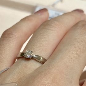 【ティファニー(Tiffany & Co.)の口コミ】 リングの太さがありながら、中央に輝くダイヤモンドに向かって細くくびれ…