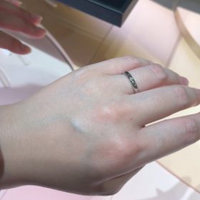【ティファニー(Tiffany & Co.)の口コミ】 プラチナでストレートの指輪を探してました。一粒ダイヤだと、輝きが物足…