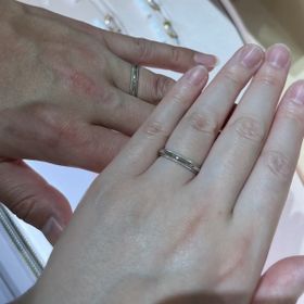 【ティファニー(Tiffany & Co.)の口コミ】 ミル打ちのある婚約指輪をいただいたため、重ね付けにどうかな、と試着し…