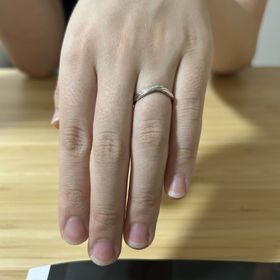 【LOVE NOTESの口コミ】 Vラインの指輪で、指が細く長くみえるのが気に入っています。男性の指輪に…