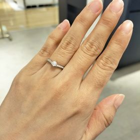 【銀座ダイヤモンドシライシの口コミ】 センターダイヤのサイドにも、ダイヤが埋め込まれ、V字のラインとサイドの…