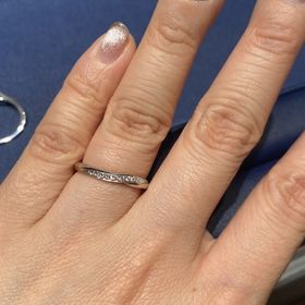 【銀座ダイヤモンドシライシの口コミ】 こちらの指輪もデザインが可愛くすてきでしたが
自分の指が太短く、ふっく…