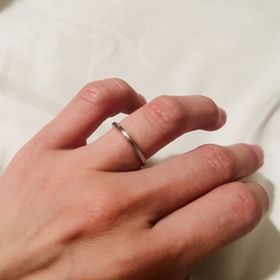 【BRILLIANCE+(ブリリアンスプラス)の口コミ】 細身でシンプルな指輪を探していてイメージにピッタリでした！細身ですが…