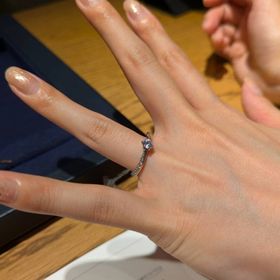 【PORTADA(ポルターダ)の口コミ】 指輪の自然なウェーブの上にダイヤモンドが散りばめられていて上品な輝き…