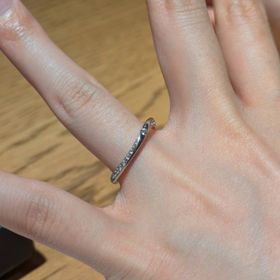 【PORTADA(ポルターダ)の口コミ】 細めのウェーブがねじられたデザインで、ねじり部分の左右にダイヤモンド…