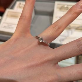 【ケイウノ ブライダル(K.UNO BRIDAL)の口コミ】 ダイヤモンドを左右から包み込むようなデザインが、パッと見た瞬間におし…