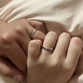 【アイプリモ(I-PRIMO)の口コミ】 女性用リングは斜めにダイヤが入ってるので指が細く見える。且つさりげな…