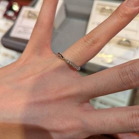 【ケイウノ ブライダル(K.UNO BRIDAL)の口コミ】 中央でねじられた、くびれのようなデザインがとてもおしゃれです。くびれ…