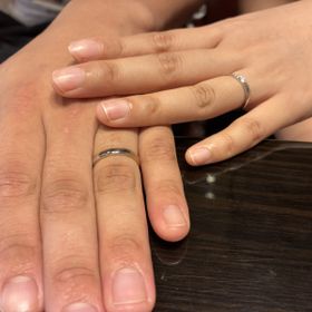 【ケイウノ ブライダル(K.UNO BRIDAL)の口コミ】 ゴールドとプラチナの2色の金属デザインに惹かれて買いました。女性の方は…