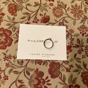 【ラザール ダイヤモンド(LAZARE DIAMOND)の口コミ】 婚約指輪のダイヤモンドはもちろん、結婚指輪もリングに細かく入っている…