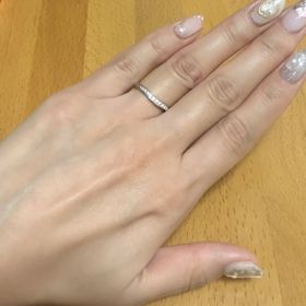 【ラザール ダイヤモンド(LAZARE DIAMOND)の口コミ】 Ｖ字アームにラインメレのデザインで、表一面にダイヤが敷き詰められてお…