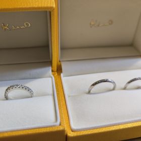 【ケイウノ ブライダル(K.UNO BRIDAL)の口コミ】 結婚指輪はシンプルなデザインです。カタチはウェーブタイプで、婚約指輪…