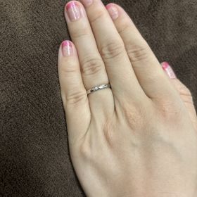 【エクセルコダイヤモンド(EXELCO DIAMOND)の口コミ】 指に馴染んで着用時も安心。
横からみたデザインもミル打ちされているから…