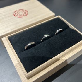 【出雲結(いずもゆい)の口コミ】 出雲大社の締め縄をモチーフにした「祈結」を選びました。
彼の結婚指輪は…