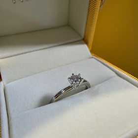 【ケイウノ ブライダル(K.UNO BRIDAL)の口コミ】 指が長く見えるV字の指輪で、プラチナだけでなくイエローゴールドのライン…