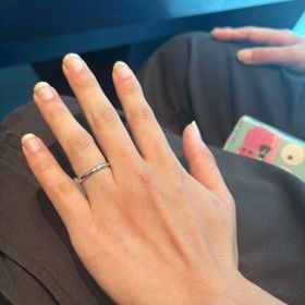 【銀座ダイヤモンドシライシの口コミ】 ずっとつけるものなので付け心地で選びました。普段指輪をつけないので、…