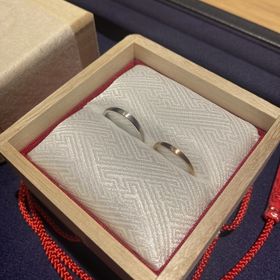 【TOMOE(トモエ)の口コミ】 シンプルなデザインにウェーブがかかっている点がとてもかわいいです。男…