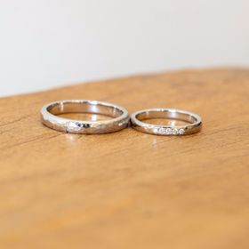 【ジュエリー工房 YAMAMOTO】の口コミ 槌目加工のプラチナリングを注文しました。職人さんが一つひとつ手作業で仕...