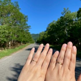 【鎌倉彫金工房の口コミ】 2人とも同じイエローゴールドで揃え、太さを変えました。(女2.0mm:男2.5mm…